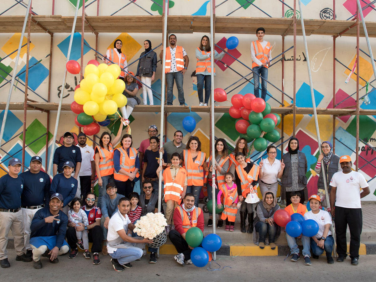 فريق «الوطني» مع فريق «جداريات» 