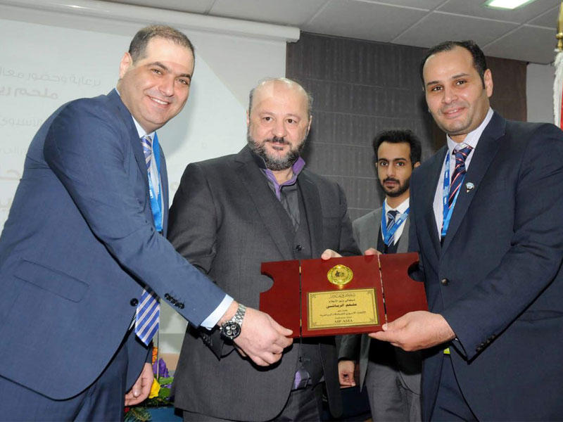 السهلي مقدما درعا لوزير الإعلام اللبناني الرياشي