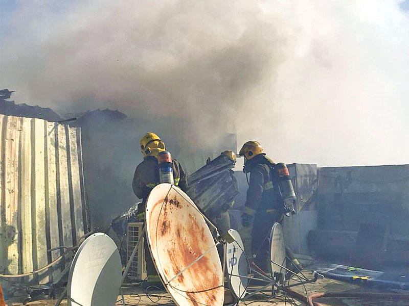 رجال الإطفاء يكافحون الحريق