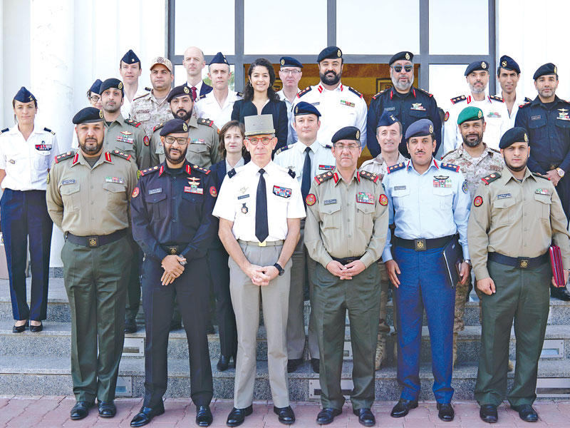 القيادات العسكرية الكويتية والفرنسية بعد توقيع الاتفاقية