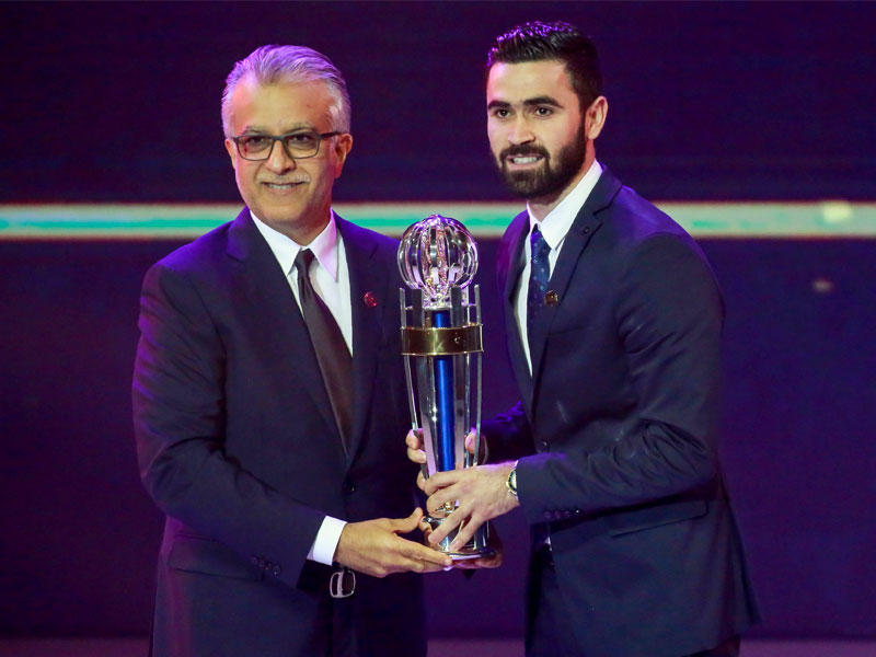 سلمان بن إبراهيم يتوج عمر خريبين بجائزة الأفضل (أ ف ب)