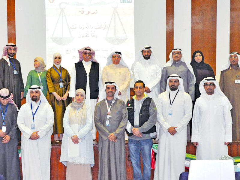 بوشهري يتوسط المشاركين وأعضاء فريق «كفاءات»