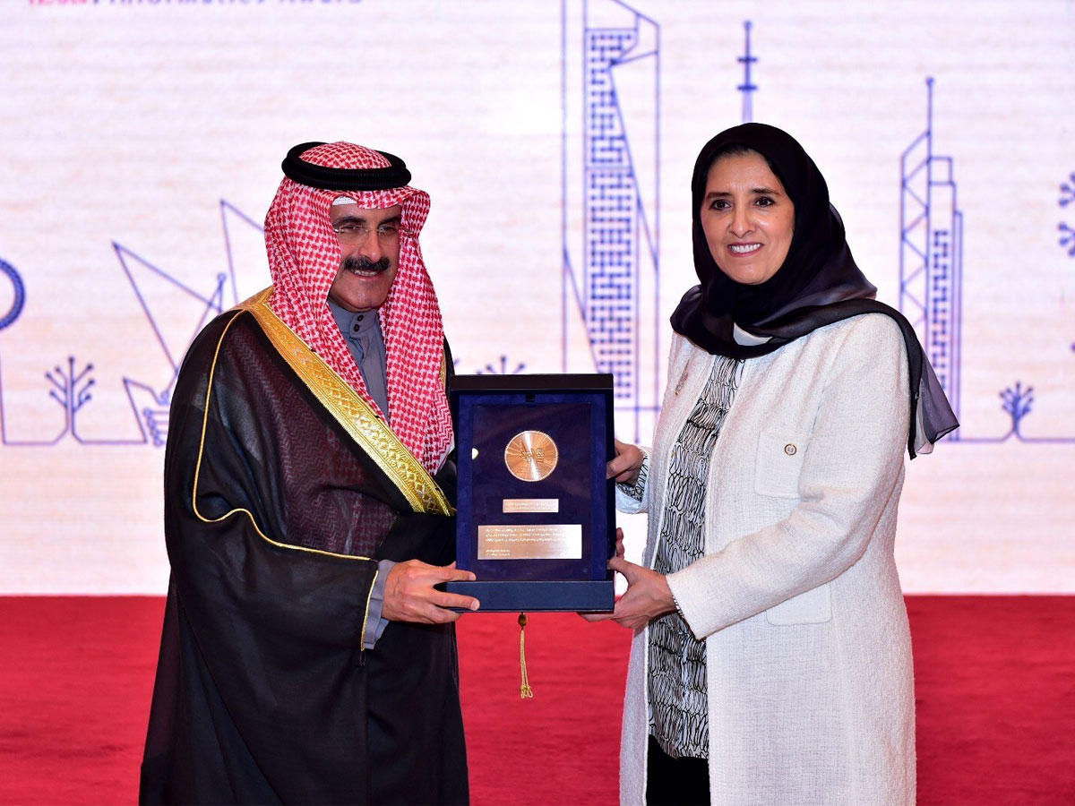 رئيسة مجلس امناء الجائزة تكرم الدعيجn