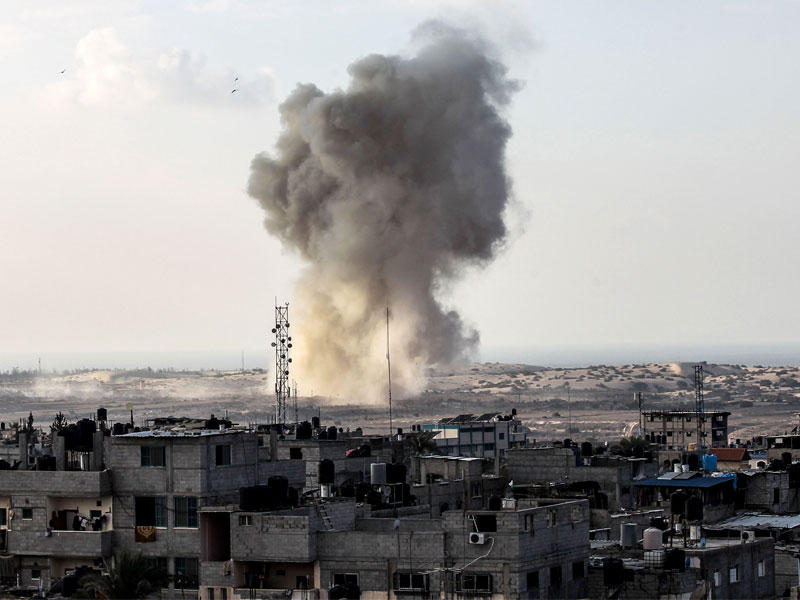 صورة ماخوذة من رفح تظهر آثار انفجار في الجانب المصري قرب الحدود  (أ ف ب)