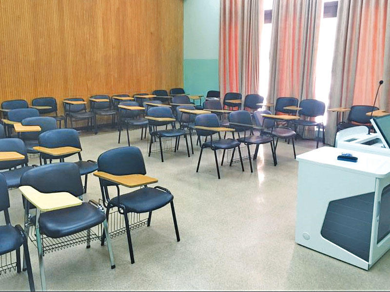 قاعة خالية من الطلبة