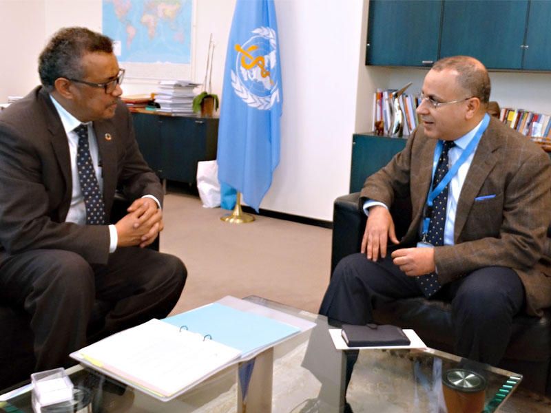 المدير العام لمنظمة الصحة العالمية الدكتور تيدروس غيبريسوس أثناء اجتماعه مع السفير جمال الغنيم