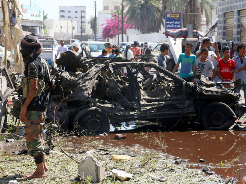 يمنيون في موقع شهد تفجيراً انتحارياً تبناه «داعش» واستهدف وزارة المالية في عدن جنوب البلاد أمس  (أي بي أيه)n