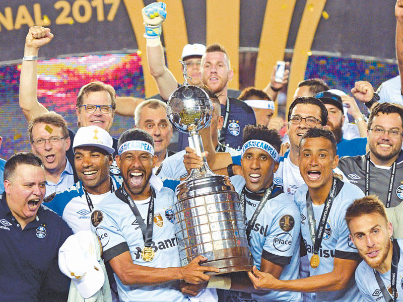 احتفال لاعبي غريميو بالتتويج