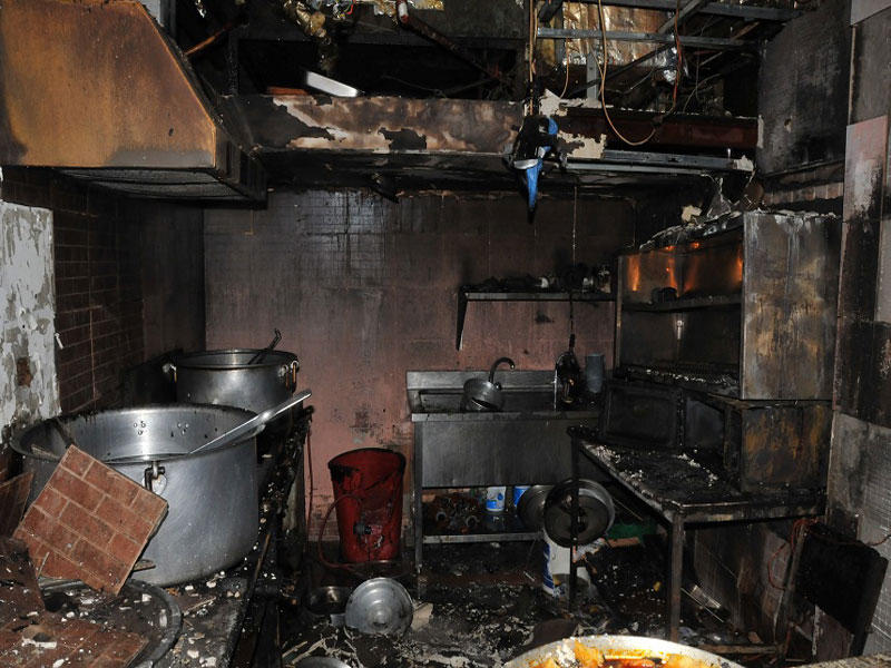 آثار الانفجار بالمطعم