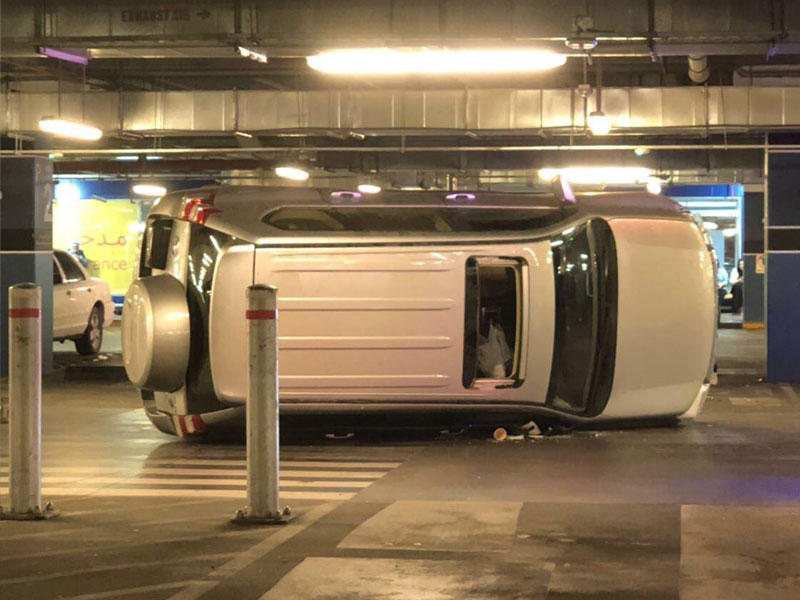 المركبة بعد الانقلاب داخل المواقف 