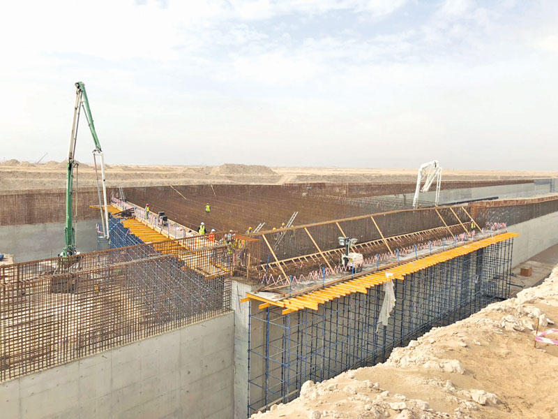 جانب من عملية صب أول جسر في المطلاعn