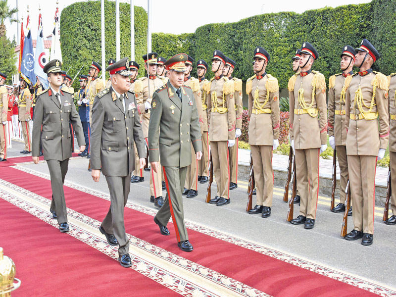 وزير الدفاع المصري الفريق أول صدقي صبحي ونظيره الروسي سيرغي شويغو يستعرضان حرس الشرف في القاهرة أمس