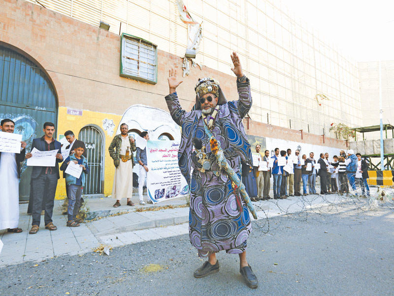 أتباع «أنصار الله» يتظاهرون ضد التحالف في صنعاء أمس الأول (إي بي أيه)