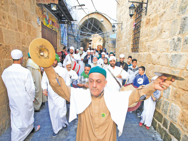 صوفيون لبنانيون يحيون ذكرى المولد النبوي في مدينة صيدا الساحلية جنوب البلاد أمس (رويترز)