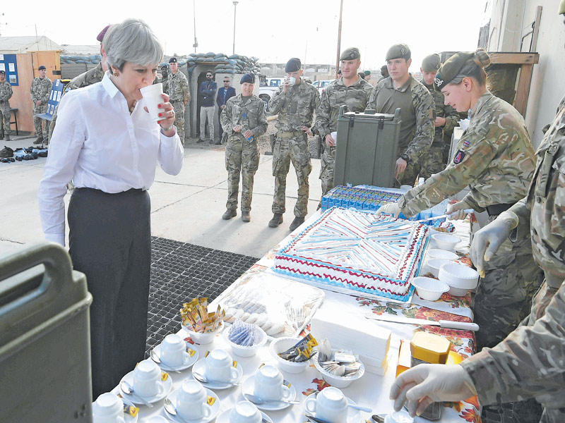 رئيسة الوزراء البريطانية تريزا ماي تتفقد قوات بلادها في معسكر التاجي ببغداد أمس الأول (رويترز) 