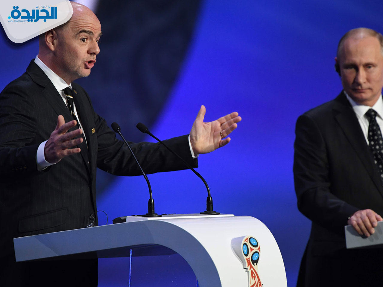 رئيس الاتحاد الدولي لكرة القدم (فيفا) جاني انفانتينو بجانب الرئيس الروسي فلاديمير بوتين خلال كلمة افتتاح قرعة كأس آسيا