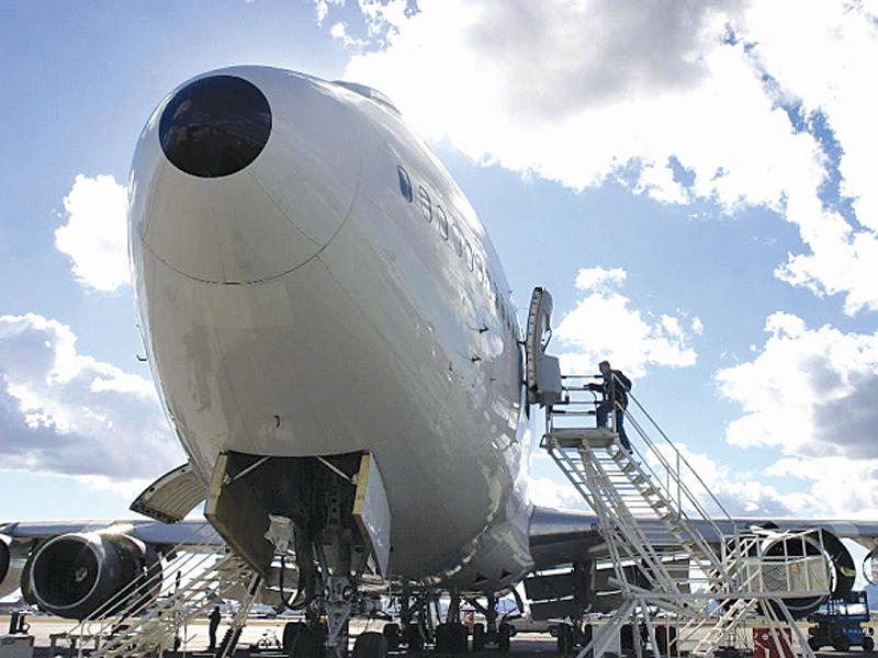 تستعد طائرات بوينغ 747 للعودة إلى الخدمة بعد أن تم تخزينها في مركز ايفرغرين الجوي في مارانا بولاية أريزونا