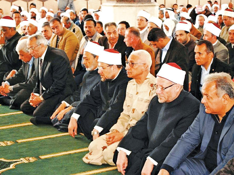 الطيب يتوسط المصلين داخل مسجد «روضة الشهداء» بشمال سيناء أمس (الجريدة)