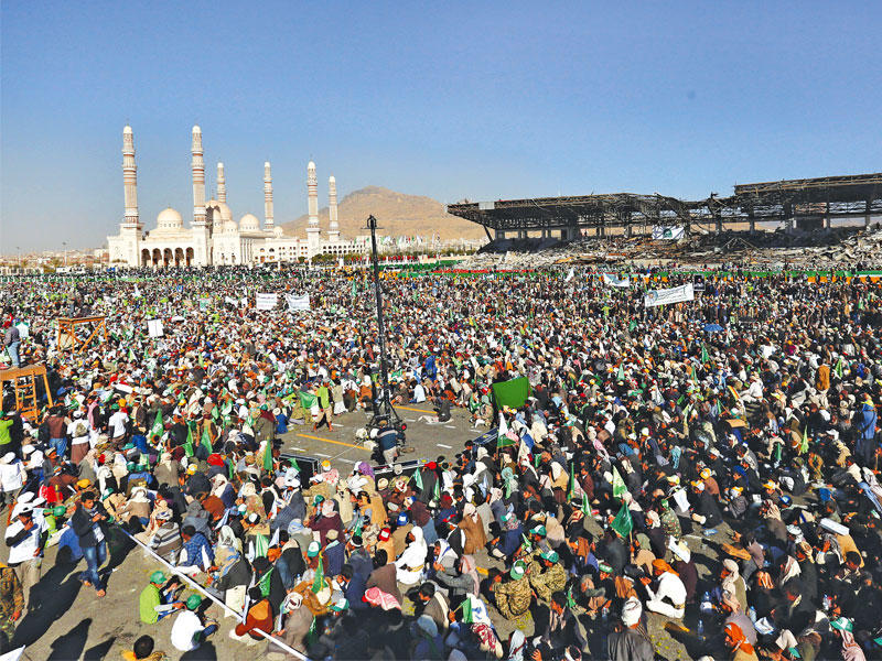 أتباع «أنصار الله» يحتفلون بذكرى المولد النبوي وسط صنعاء أمس الأول (إي بي أيه)n