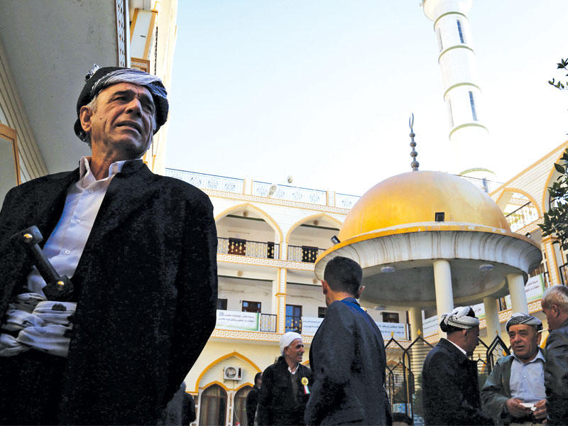 أكراد يحيون ذكرى المولد النبوي أمس الأول في عكرا شمال العراق (رويترز)