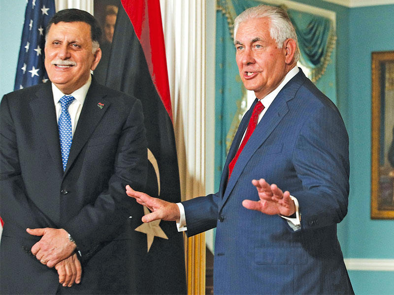 تيلرسون مستقبلاً السراج في مقر «الخارجية» الاميركية بواشنطن أمس (أ ف ب)