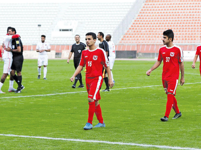 لاعبو الفحيحيل خلال خروجهم من الملعبn