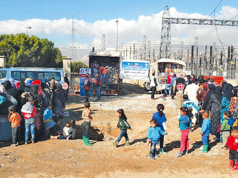 جانب من توزيع البطانيات على النازحين السوريين