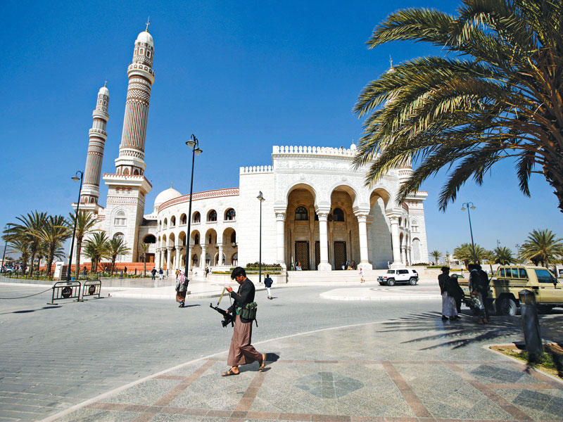 مسلح من أتباع الرئيس السابق علي عبدالله صالح بمحيط مسجد الصالح وسط صنعاء أمس (رويترز)