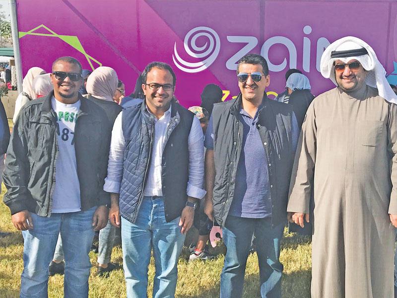 الروضان مع مسؤولي «زين» في جناح الشركة