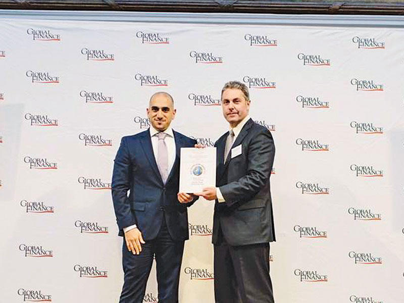 علي عبدالرحيم يتسلم الجائزة  