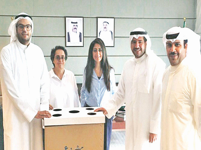 فرح شعبان مع مؤسسة المشروع سناء القملاس ومسؤولين بيئيين خلال إطلاق المركز