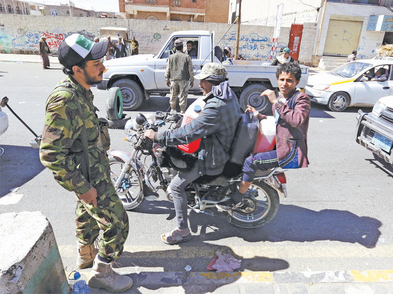 حوثي عند نقطة تفتيش بمنطقة تسيطر عليها الميليشيات في العاصمة أمس (إي بي أيه)