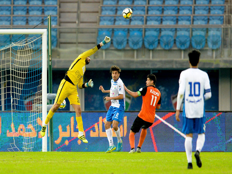 بندر سليمان حارس مرمى الجهراء يبعد إحدى الكرات الخطيرة (تصوير نوفل ابراهيم)