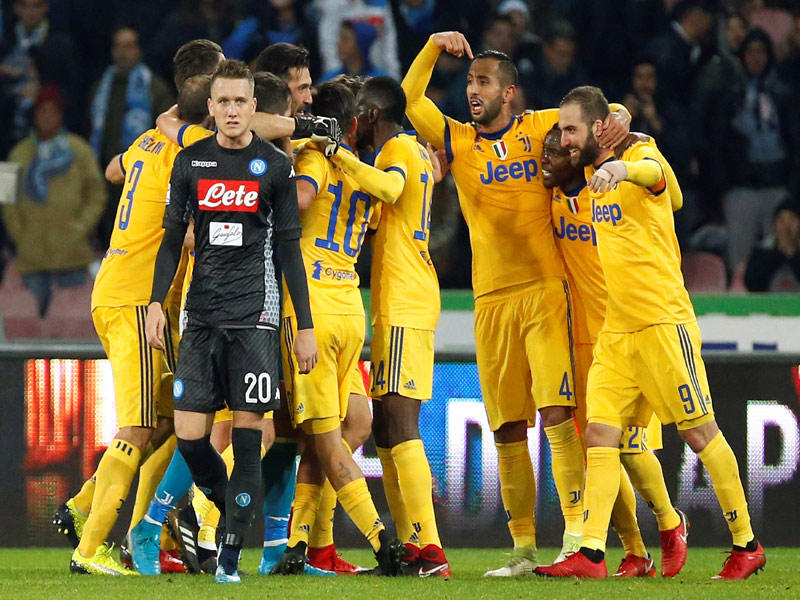 فرحة لاعبي يوفنتوس بعد نهاية المباراة أمام نابولي