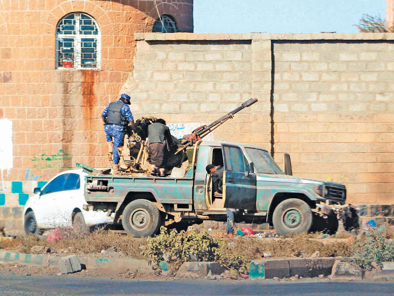 مسلحون حوثيون في إحدى نقاطهم بصنعاء أمس (أ ف ب)