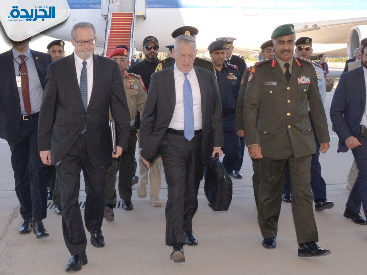  رئيس الأركان العامة للجيش الكويتي الفريق الركن محمد الخضر يستقبل وزير الدفاع الأمريكي جيمس ماتيس لدى وصوله الى البلاد 