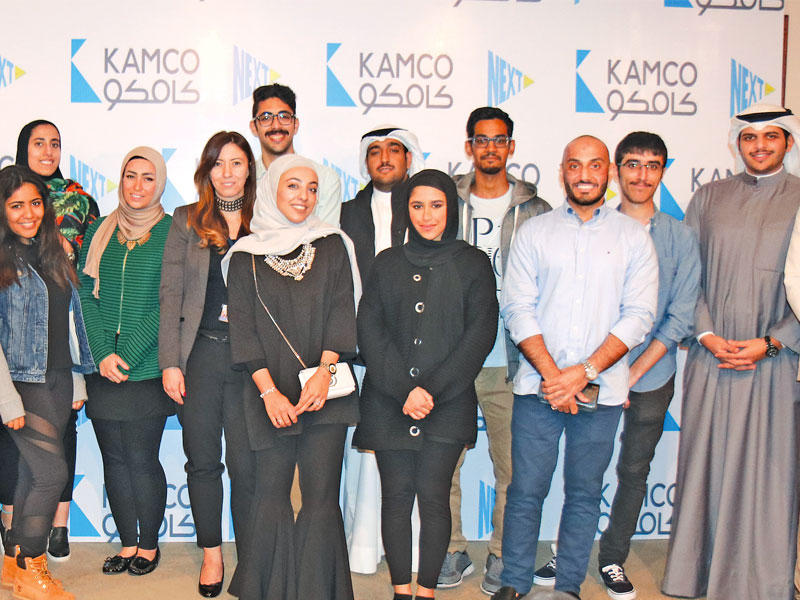 صورة جماعية لفريق عمل «كامكو» مع طلاب «الأسترالية»n