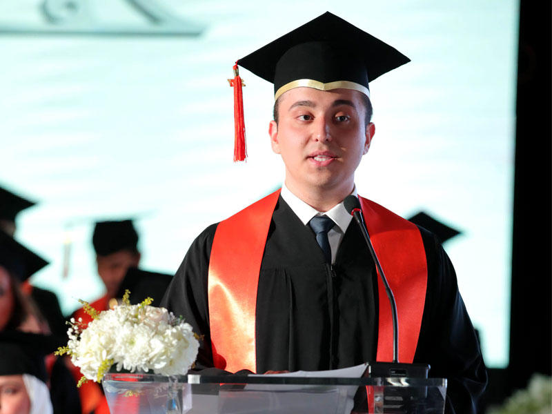 الخريج مهران سريداريان يلقي كلمة