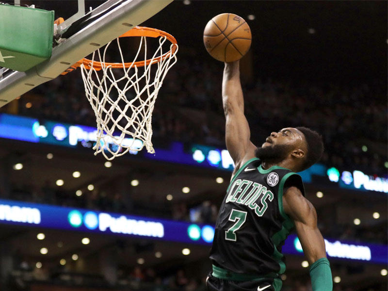 براون نجم بوسطن يسجل في سلة صنز