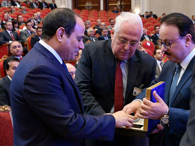 السيسي يتسلم الهاتف المصري أمس