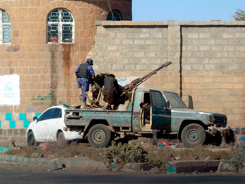 مسلحون حوثيون يديرون مدفع مضاد للطائرات في العاصمة اليمنية صنعاء