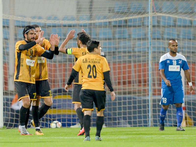 فرحة لاعبي القادسية وخيبة أمل بادية على لاعب التضامن (تصوير نوفل إبراهيم)