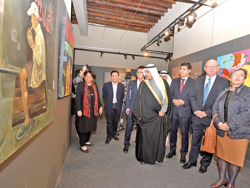 الدويش والسفير الصيني أثناء الجولة في المعرض