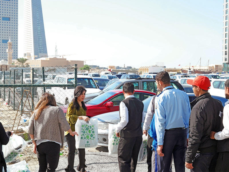 جانب من حملة «هون عليهم»