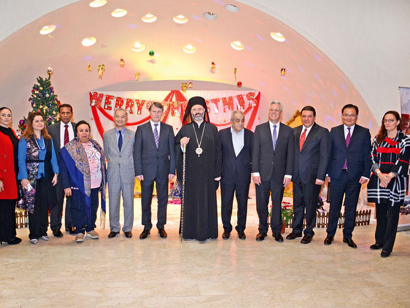 الميتروبوليت غطاس هزيم يتوسط عدداً من السفراء وعضوات لجنة المرأة الدولية