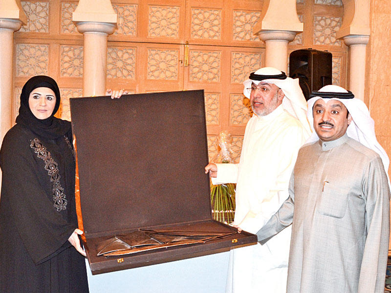 الحويلة والكندري ونجاة الرويشد أثناء التكريم (تصوير عوض التعمري)