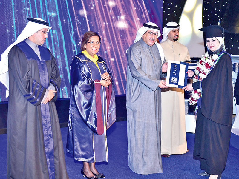 الفارس يكرِّم خريجة