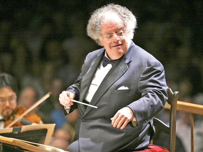 قائد الأوركسترا الشهير جيمس ليفاين