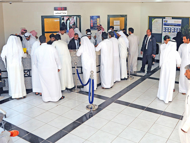 صورة أرشيفية لاستقبال المتقدمين في صالة التسجيل بـ «التطبيقي»