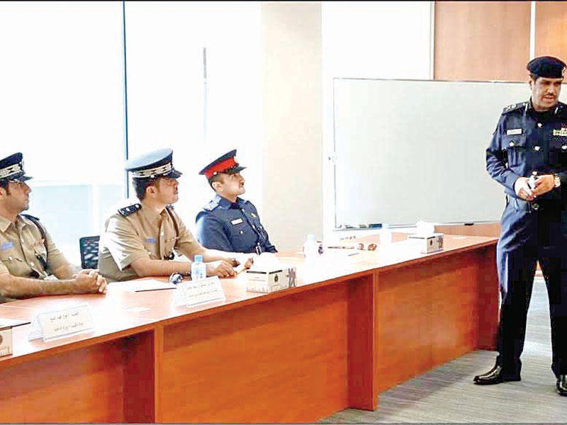 العجمي متحدثاً في إحدى الدورتينn